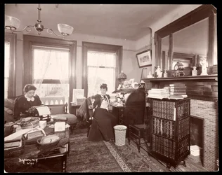 Mevrouw Florence Clinton Sutro en een typiste in haar huis op 320 West 102nd Street, New York, 1899